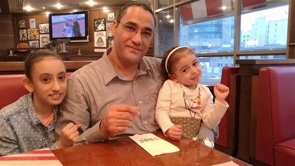 الأب المتوفي مع طفلتيه