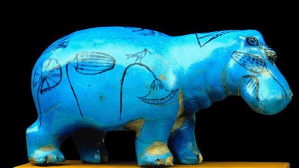 تمثال صغير لفرس النهر