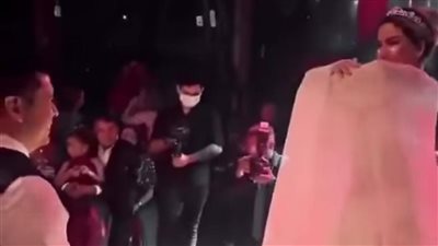 عروسة ترقص ببدلة رقص وأخرى بالبكيني.. حفلات زفاف مثيرة للجدل أغضبت السوشيال ميديا