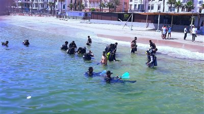 تضم 40 غطاسا.. البيئة تشارك في حملة تنظيف قاع البحر بالأنفوشي في الإسكندرية