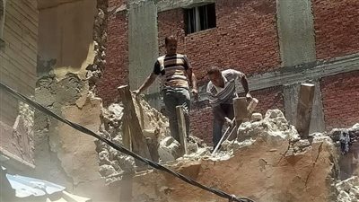انهيار أجزاء من عقار وإزالة الأجزاء الخطرة من آخر بحي الجمرك في الإسكندرية 