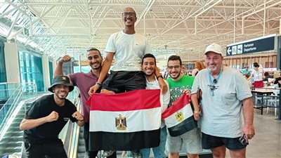 بعد انتهاء سباق كابري نابولي العالمي.. الجالية المصرية تودع أبطال مصر في مطار روما