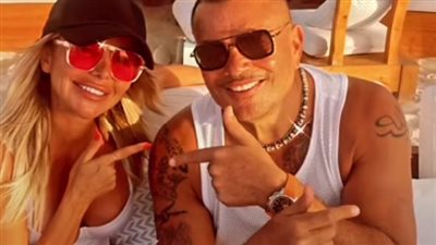 حلق وتاتو.. أحدث ظهور لعمرو دياب رفقة رزان المغربي ونجلها في الساحل الشمالي