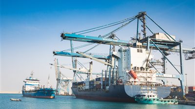 اقتصادية قناة السويس تعلن تنفيذ أول عملية لخدمة تموين سفن بميناء السخنة بنجاح