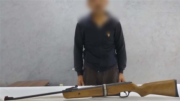 الشاب والبندقية 