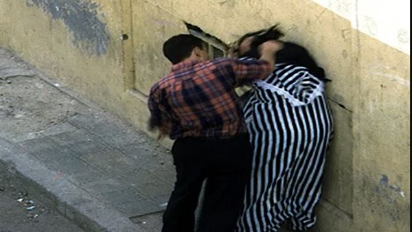 زوج يتشاجر مع زوجته