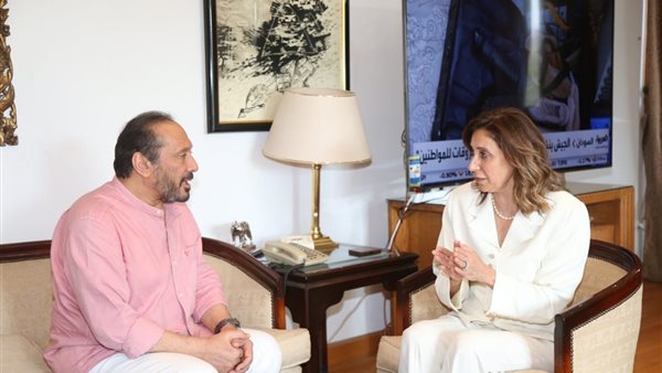 وزيرة الثقافة والفنان