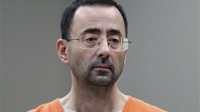 محكوم عليه بالسجن 175 عاما.. طعن الطبيب المتحرش داخل محبسه 