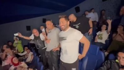 خرج لهم من السينما.. تامر حسني يفاجئ الجمهور اللبناني خلال عرض فيلم تاج