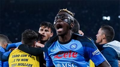 قرار رئيس نابولي بشأن فيكتور أوسيمين يفاجئ مانشستر يونايتد