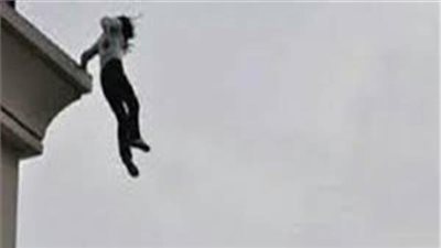 أخوها شك في سلوكها.. طالبة جامعية تنهي حياتها قفزًا من الطابق الرابع بالدقهلية| بث مباشر 