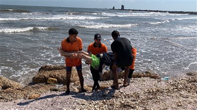 يا قلب أبوك يا محمد.. انتشال جثمان غريق بشاطئ بورسعيد| صور