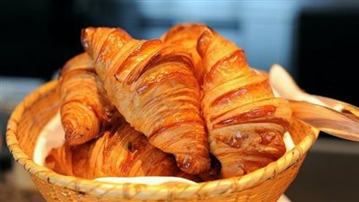 طريقة عمل الكرواسون منال العالم.. كرواسون فرنسي ملون محشو بالشيكولاتة