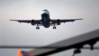 الحمولة ثقيلة.. طيار يطلب نزول 20 راكبا بشكل مفاجئ بعد إقلاع الطائرة