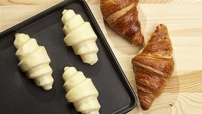 طريقة عمل الكرواسون في البيت.. أسرار الشيفات في تحضير كرواسون هش