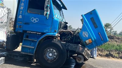 إصابة 6 أشخاص في تصادم ميكروباص ومقطورة بأسيوط| صور