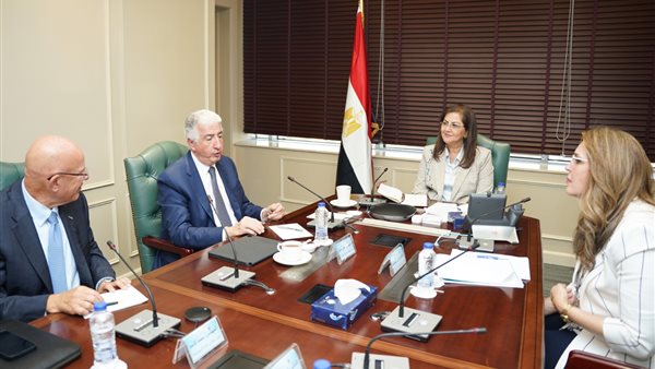 وزيرة التخطيط ومسؤولي