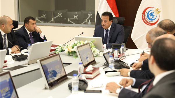 وزير الصحة خلال اجتماعه