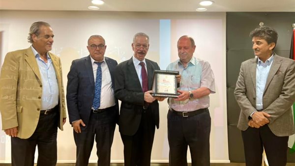 منح يحيى يخلف درع