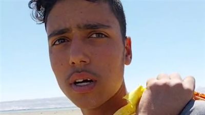 بروح البحر من 7 الصبح أدور على البكلويز.. قصة كفاح شاب يجمع المحار من شواطئ السويس لبيعه| بث مباشر