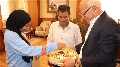 قدم لها الحلوى.. محافظ بورسعيد يكرم الأولى على التعليم الفني ويشيد بدور والديها | صور 