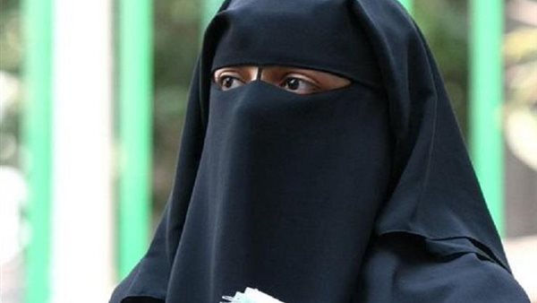 طالبة منتقبة بالثانوية