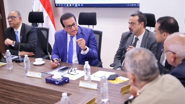 اجتماع وزير الصحة