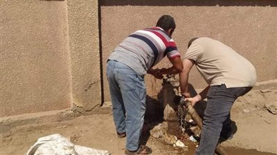 حملات للصيانة الدورية وتطهير شبكات مياه الشرب ببني مزار بالمنيا