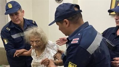لفتة إنسانية.. الحماية المدنية بالقاهرة تساعد سيدة مسنة عقب تعثرها في مسكنها
