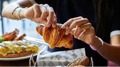 طريقة عمل الكرواسون للشيف فاطمة أبو حاتي في 5 خطوات فقط