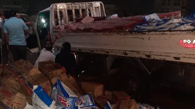 انقلاب سيارة محملة بالبضائع أعلى كوبري الجلاء اتجاه العباسية