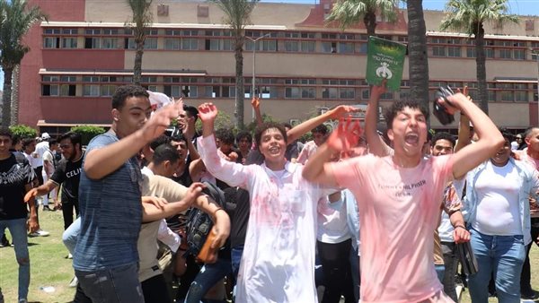 احتفالات طلاب الثانوية