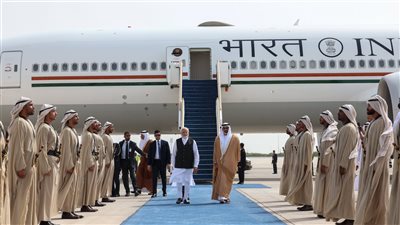 ولي عهد أبوظبي يستقبل رئيس الوزراء الهندي لدى وصوله لـ الإمارات