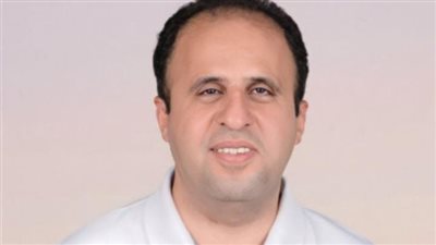 تشير لـ رقم 7.. أستاذ جامعي من المكفوفين بحلوان يكشف خطئًا في تصميم الـ20 جنيها الجديدة 