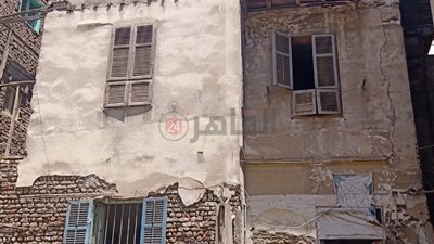 انهيار جزئي بعقار في المنصورة.. والحي: صادر قرار بإزالته
