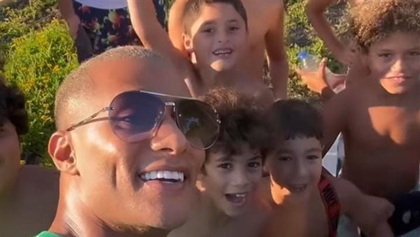 محمد رمضان وأطفال