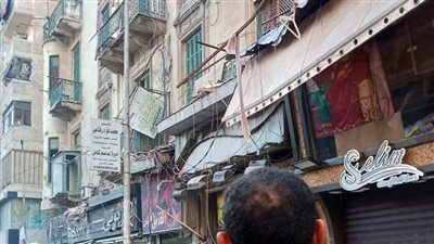 مصرع شخصين وإصابة 4 آخرين في انهيار أجزاء من عقار بالإسكندرية | بث مباشر