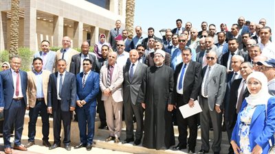 بمكافآت تصل إلى 5 آلاف جنيه.. وزير الأوقاف يكرم عددًا من المديرين ومحصلي مستحقات الهيئة