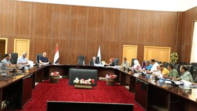 سكرتير عام البحر الأحمر يعقد اجتماعا لمناقشة موقف لجنة التنازلات بالغردقة| صور