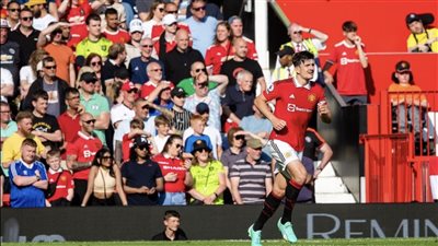 رسميا.. تين هاج يسحب شارة قيادة مانشستر يونايتد من ماجواير