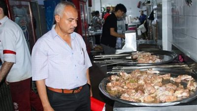 حملات تفتيشية مكثفة على محلات الغردقة لمتابعة الأسعار والتأكد من سلامة الأغذية | صور