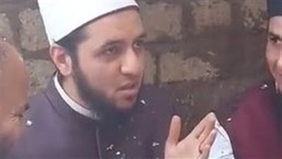 مأذون ينفعل على الحاضرين خلال عقد قران: مين المتخلف اللي عمل كده | فيديو