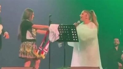 أصالة ترفض رفع علم دولة عربية خلال حفلها في إسطنبول |فيديو