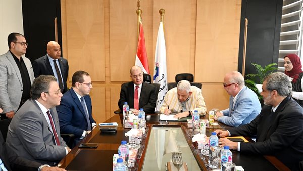 جانب من التوقيع