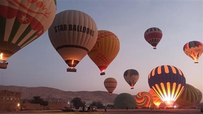 28 رحلة بالون طائر تزين سماء الأقصر بـ 650 سائحًا صباح اليوم | بث مباشر