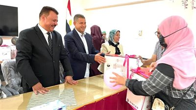 تسليم 50 ماكينة خياطة لدعم المرأة المعيلة بالقطاع الريفي بمحافظة السويس