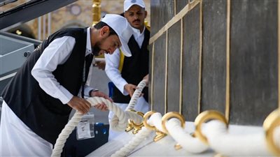 بدء أعمال تغيير كسوة الكعبة المشرفة