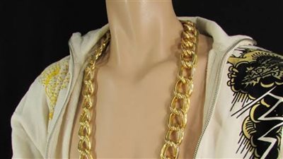 هل يجوز للرجل أن يلبس سلسلة فضة أو ذهب في رقبته؟ 