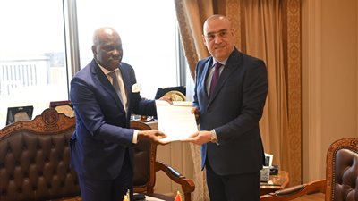 وزير الإسكان يتسلم دعوة نظيره الأنجولي لزيارة أنجولا لتعزيز التعاون المشترك