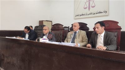 وصول المتهمين في قضية قتل طفل بالفيوم مقر المحاكمة